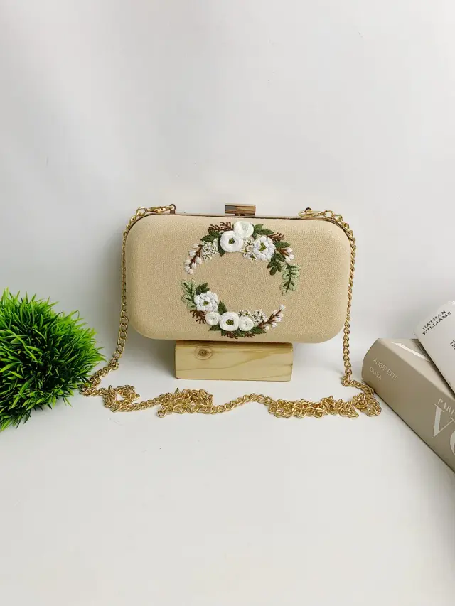 Clutch Bag Ivory Wreath Charm