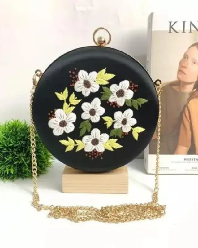 Clutch Bag Noir Daisy Cluster