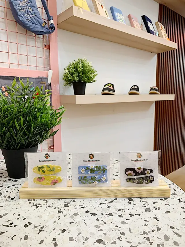 Hairpin Daisy Night Trio