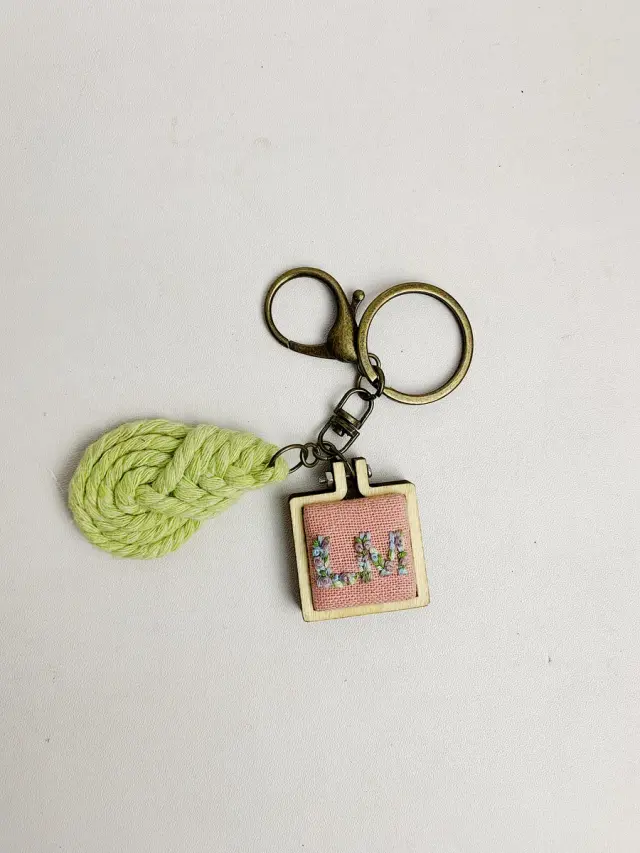 Key Chain Floral Initial LM