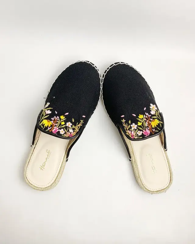 Sling On Golden Retreiver Garden