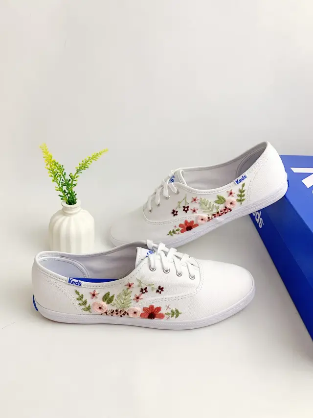 Shoes Night Daffodil & Bee Walkway