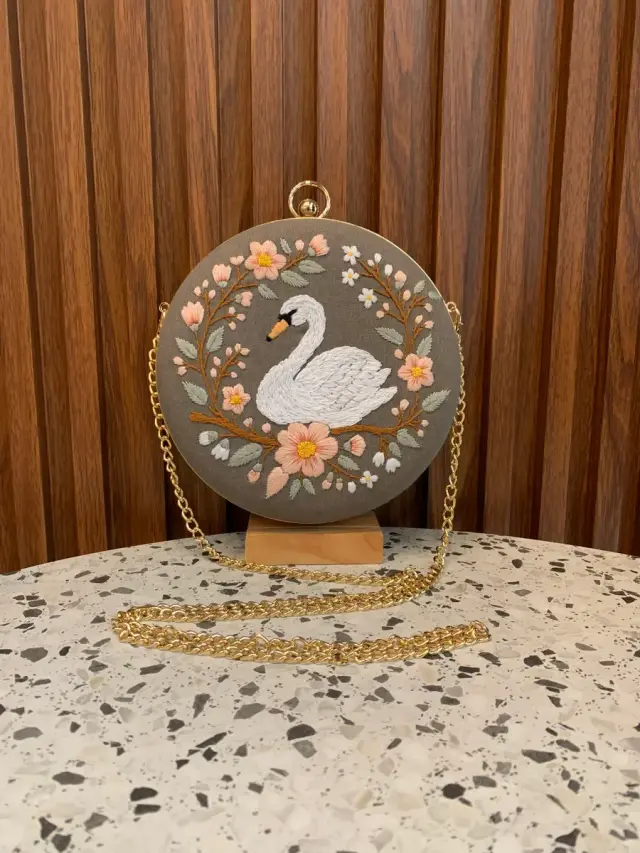 Clutch Charcoal White Swan