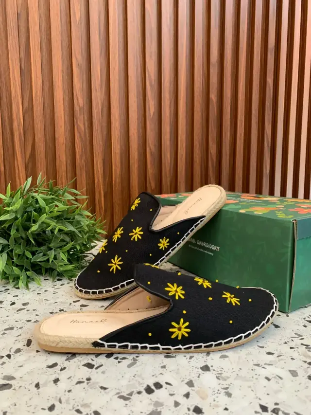Slip-on Black Daisy